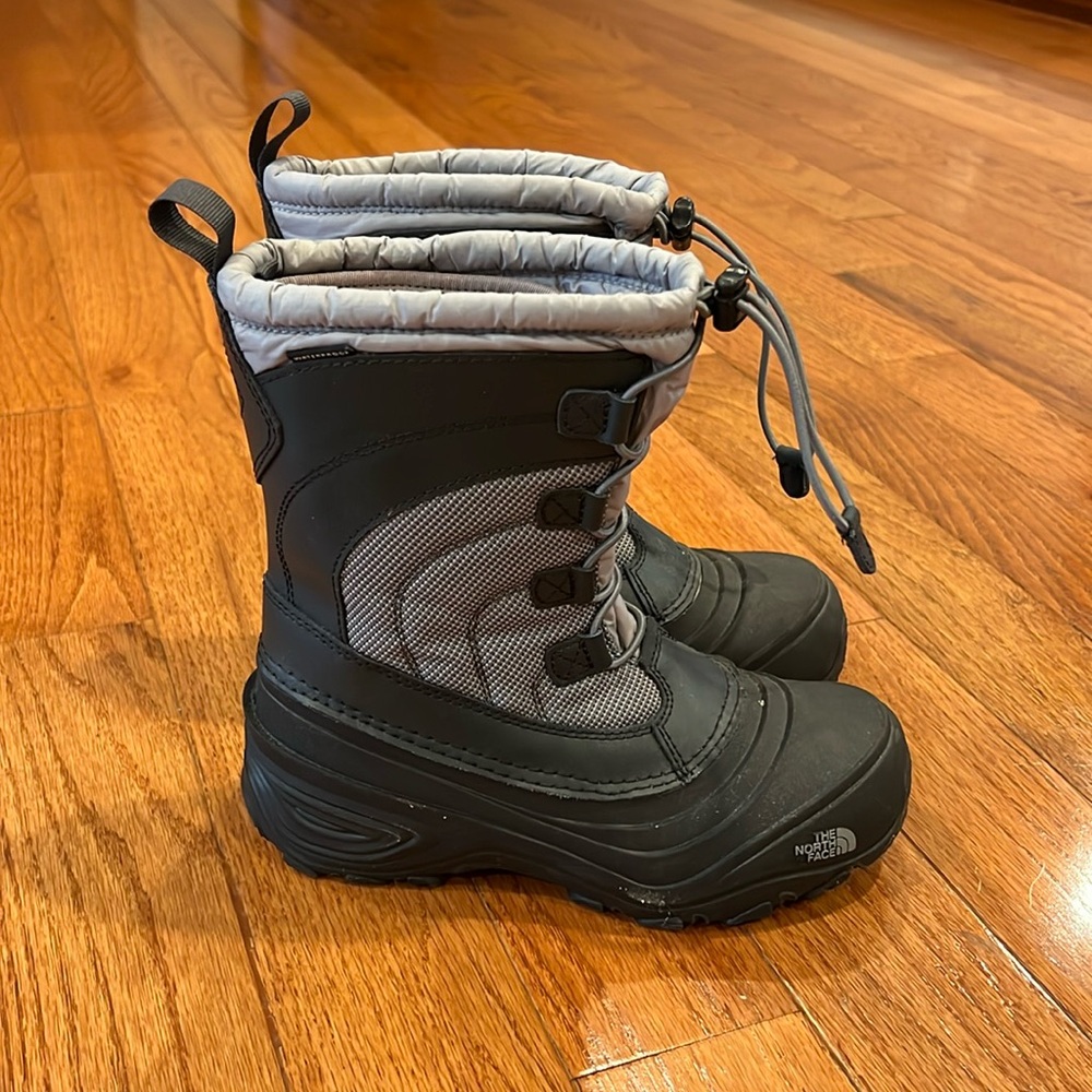 Used Northface snow boots size 4Y